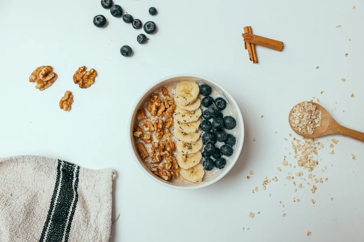 Cuaderno con un objetivo de bienestar escrito junto a un vaso de agua
